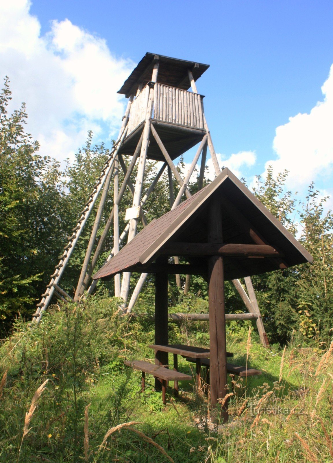 Torre de vigia de madeira em Mladějovský Hradisk