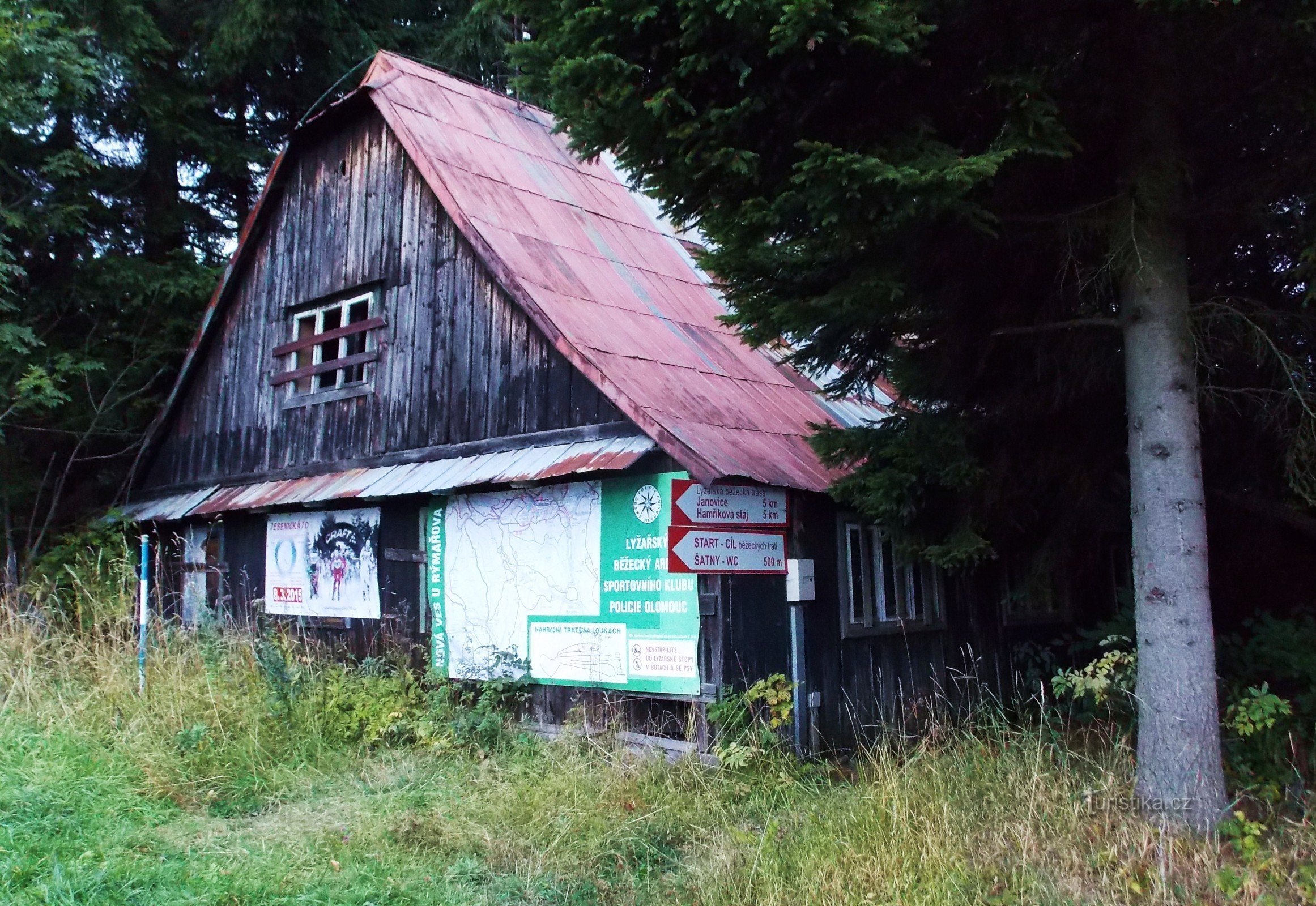 Tour d'observation en bois au-dessus de la partie locale de Nová Ves à Rýmařovsk