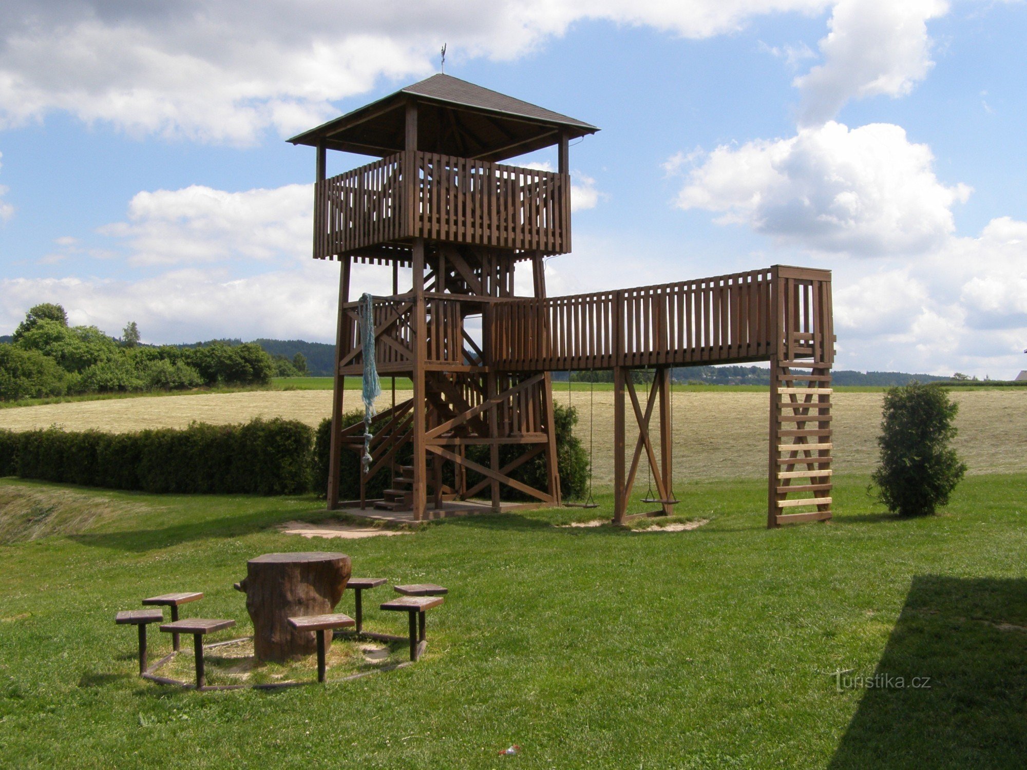 hölzerner Aussichtsturm bei Rtyn in Podkrkonoší