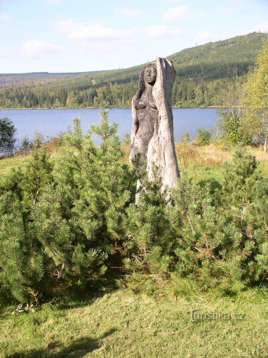 Sculpture en bois au barrage de Souš