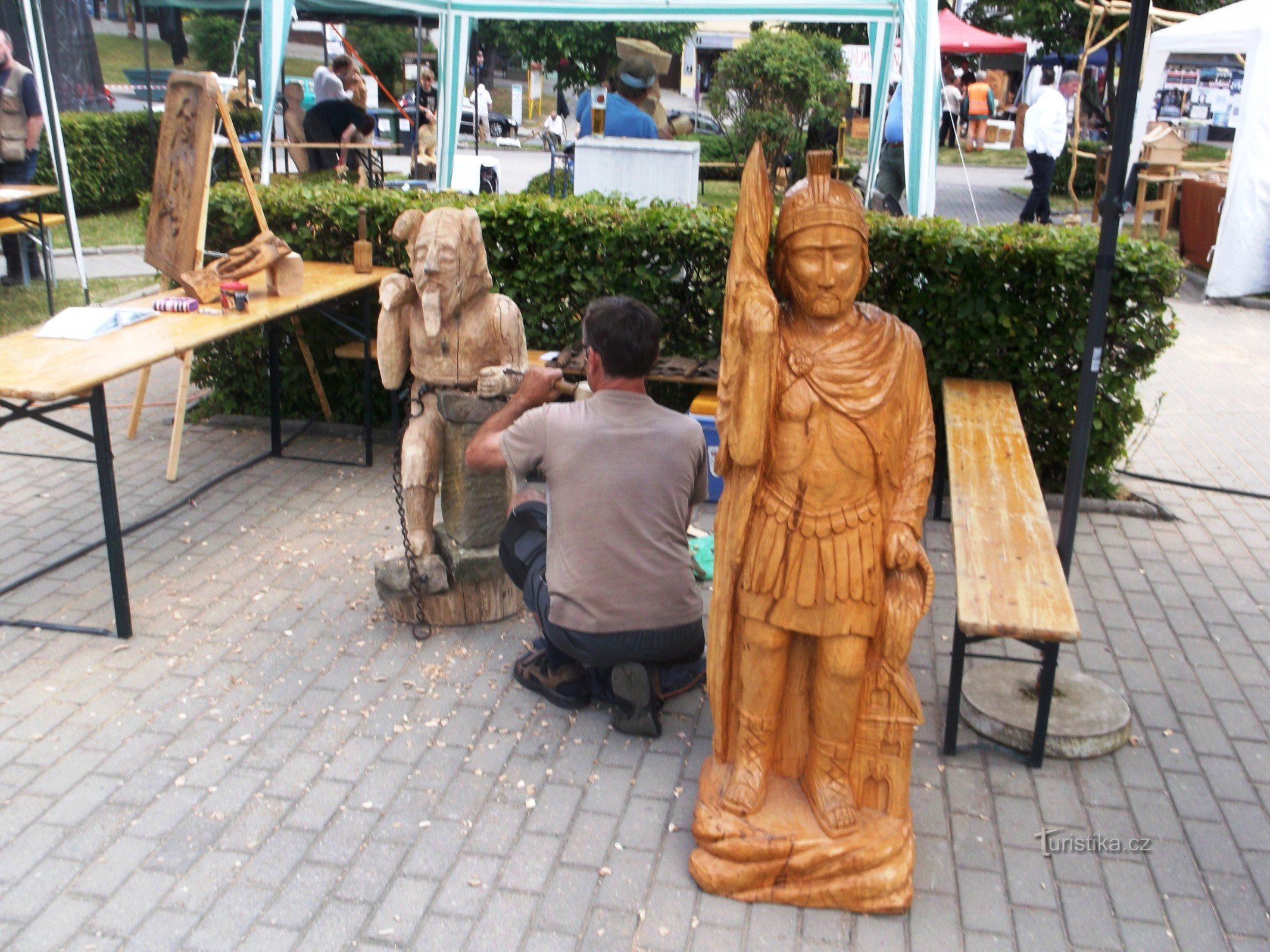деревянная статуя