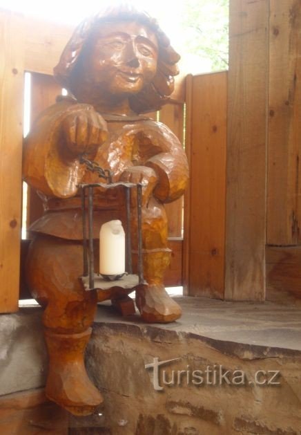 Statue en bois dans le château