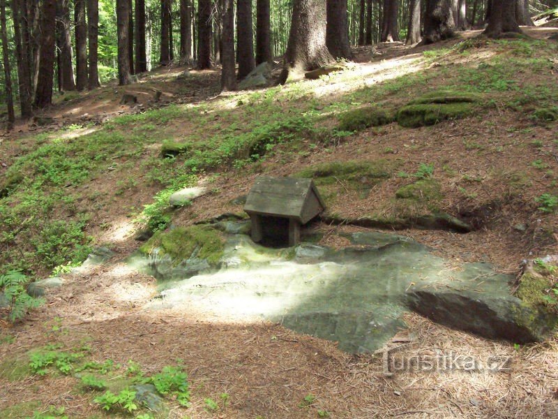 Dřevěná stříška zakrývá studánku