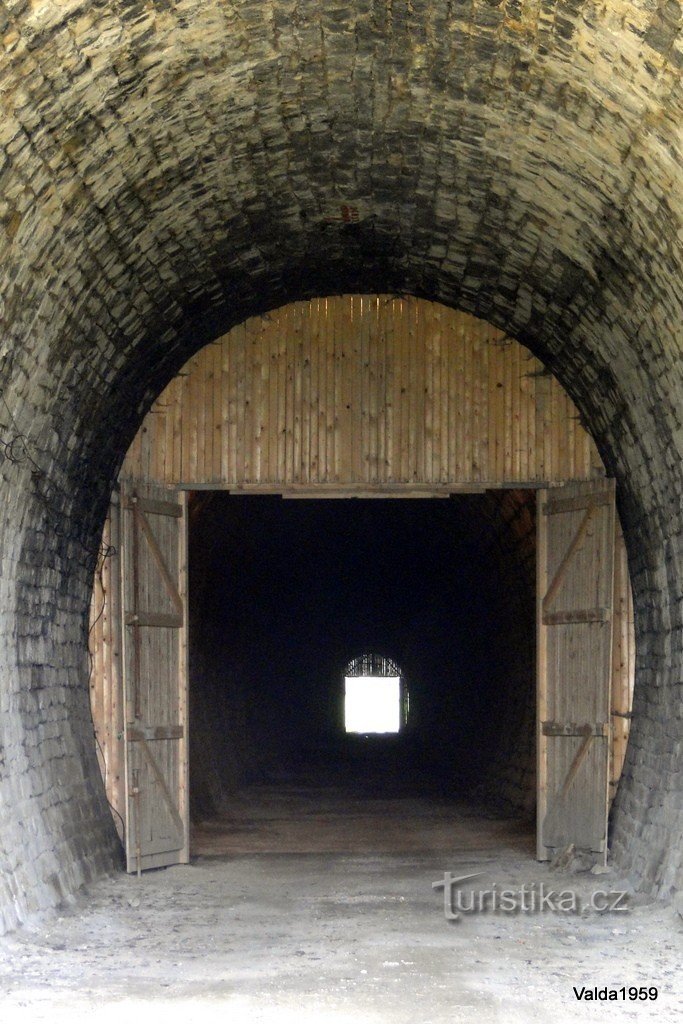 Holztor im Tunnel