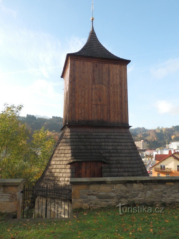 Hölzerner Glockenturm (Foto von der Kirche)