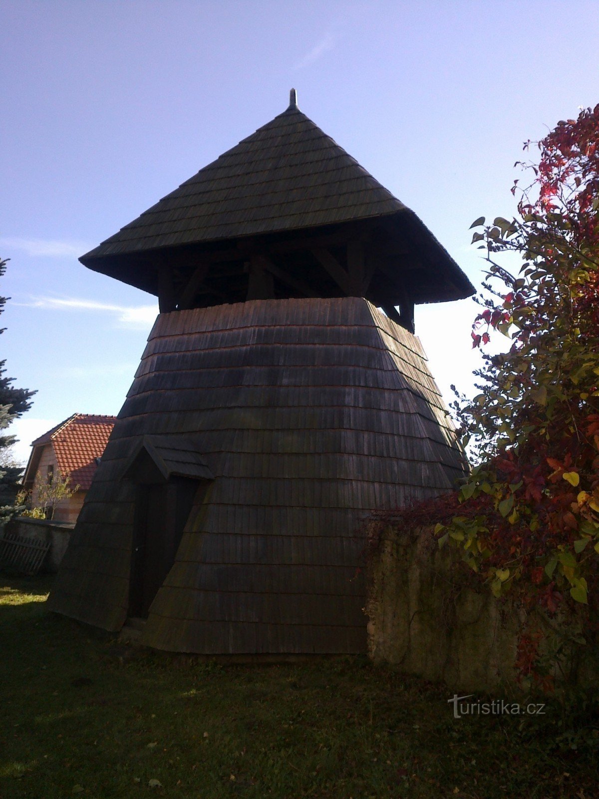 Campanario de madera en Ježov.