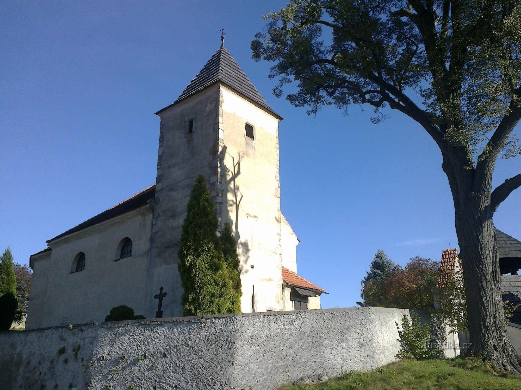 Hölzerner Glockenturm in Ježov.