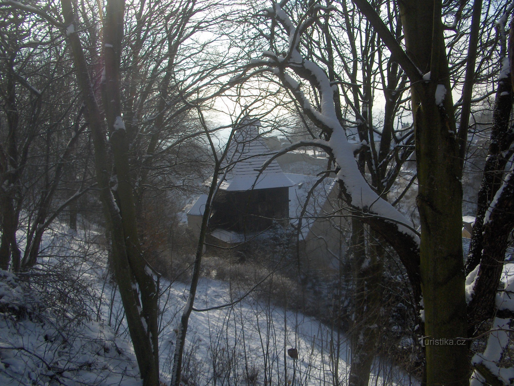 Houten belfort in gries.