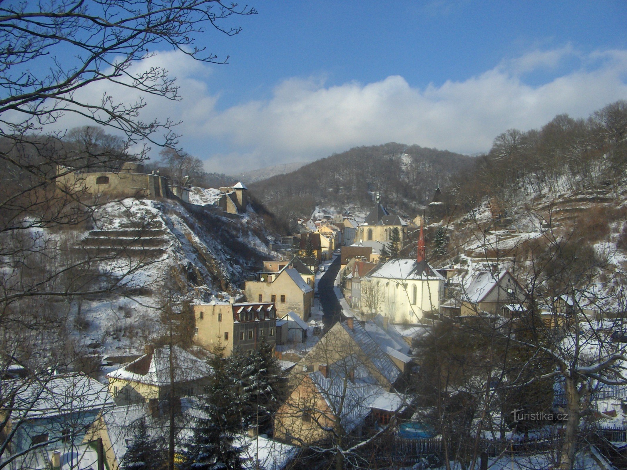 Дерев'яна дзвіниця в крупі.