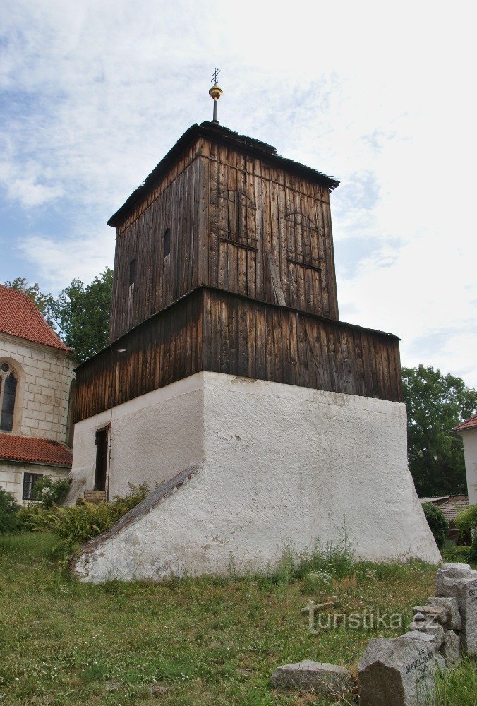 fából készült harangtorony Obríství-ben