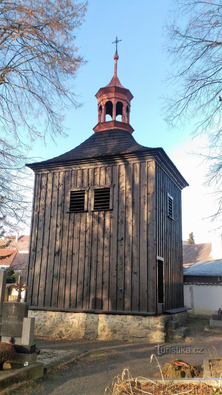 Dřevěná zvonice v Třebenicích.