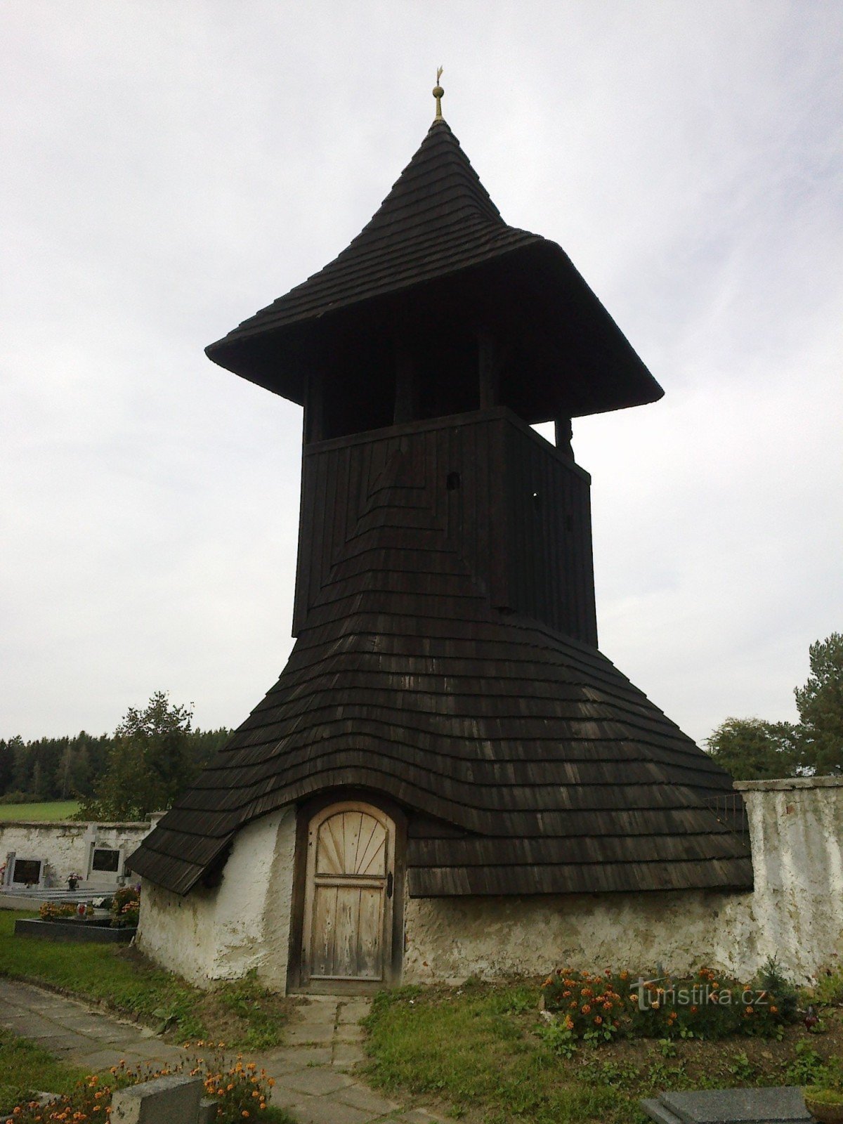 Campanario de madera en Lhotice.