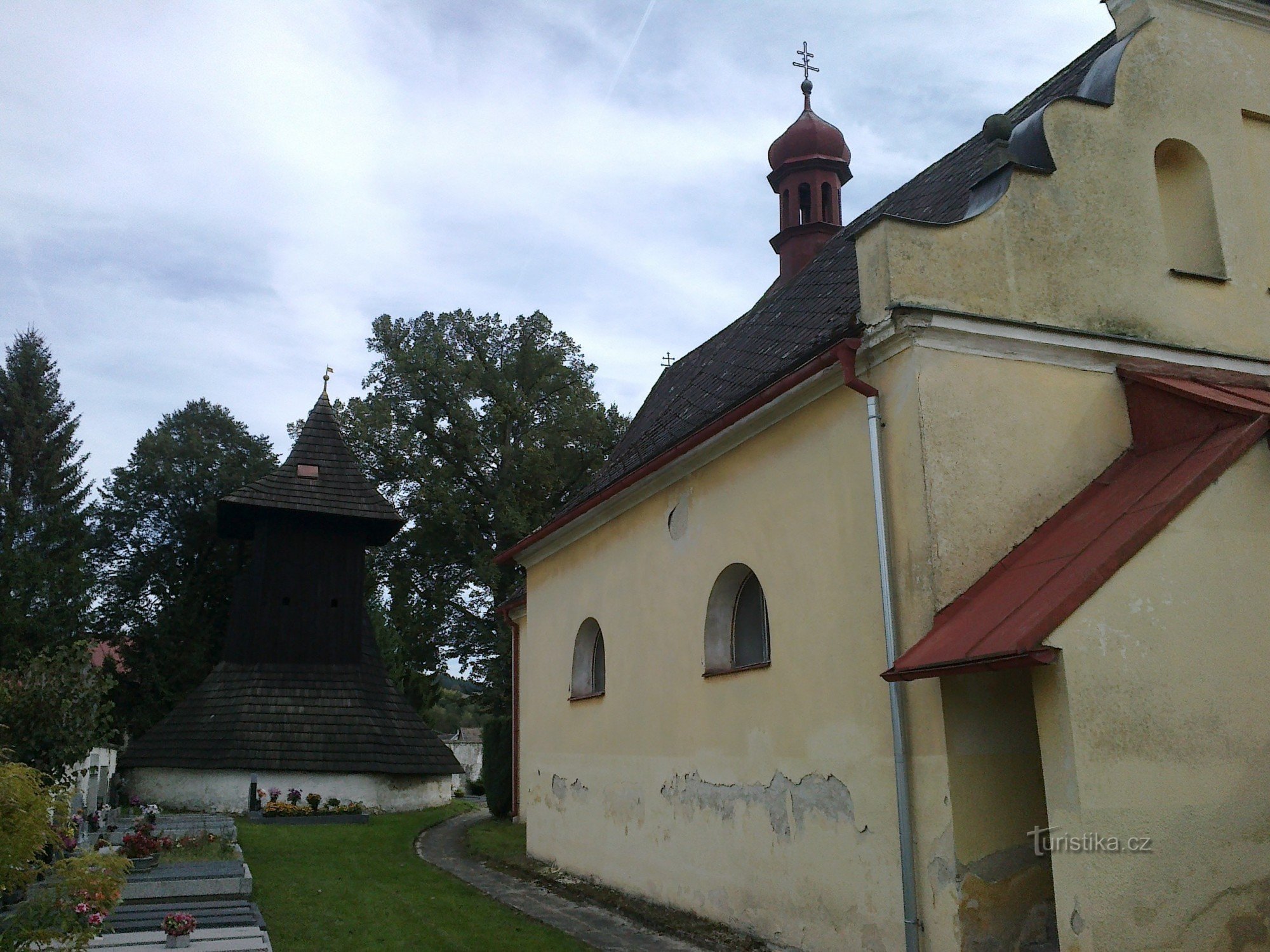 Hölzerner Glockenturm in Lhotice.