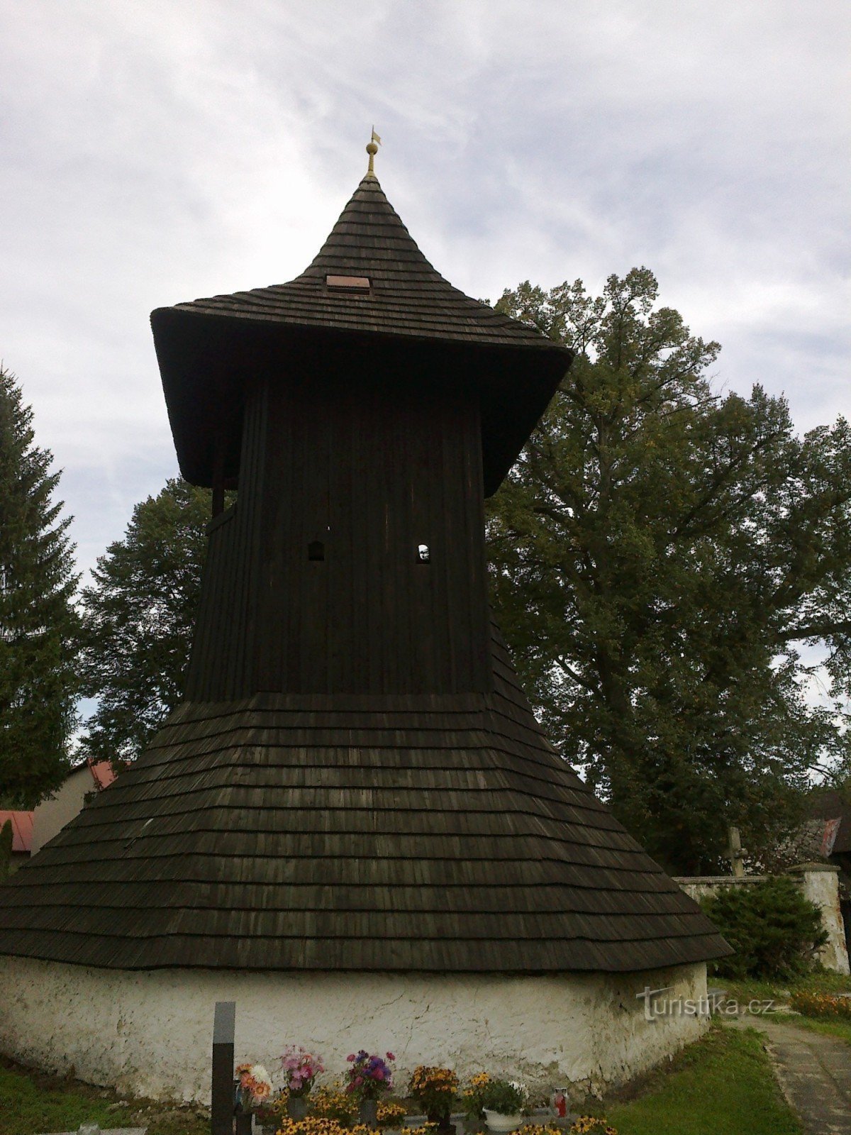 Hölzerner Glockenturm in Lhotice.