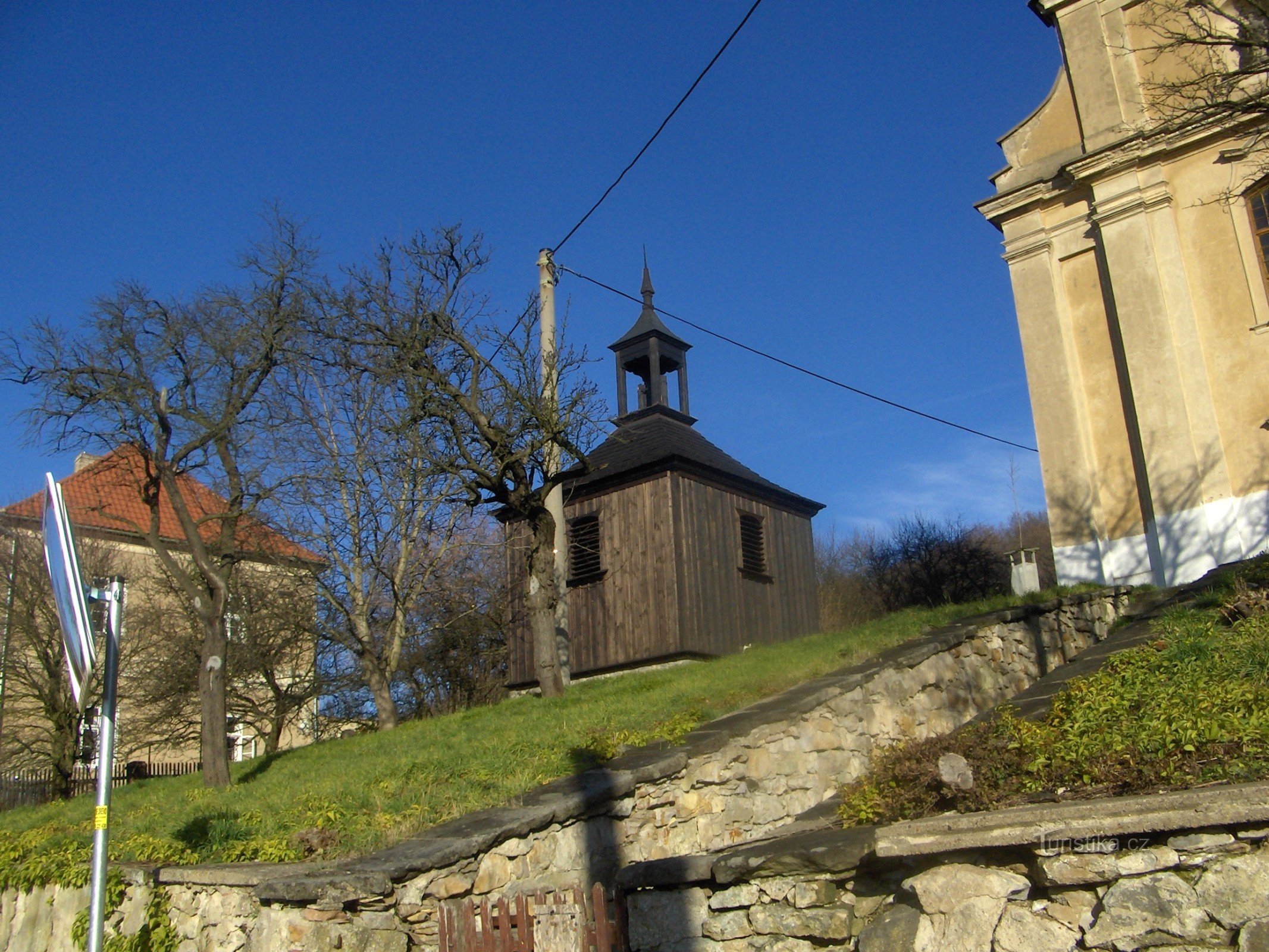 Hölzerner Glockenturm in Sutomi.