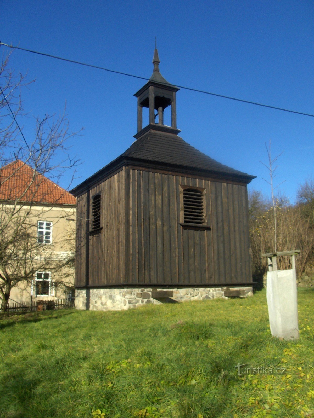 Hölzerner Glockenturm in Sutomi.
