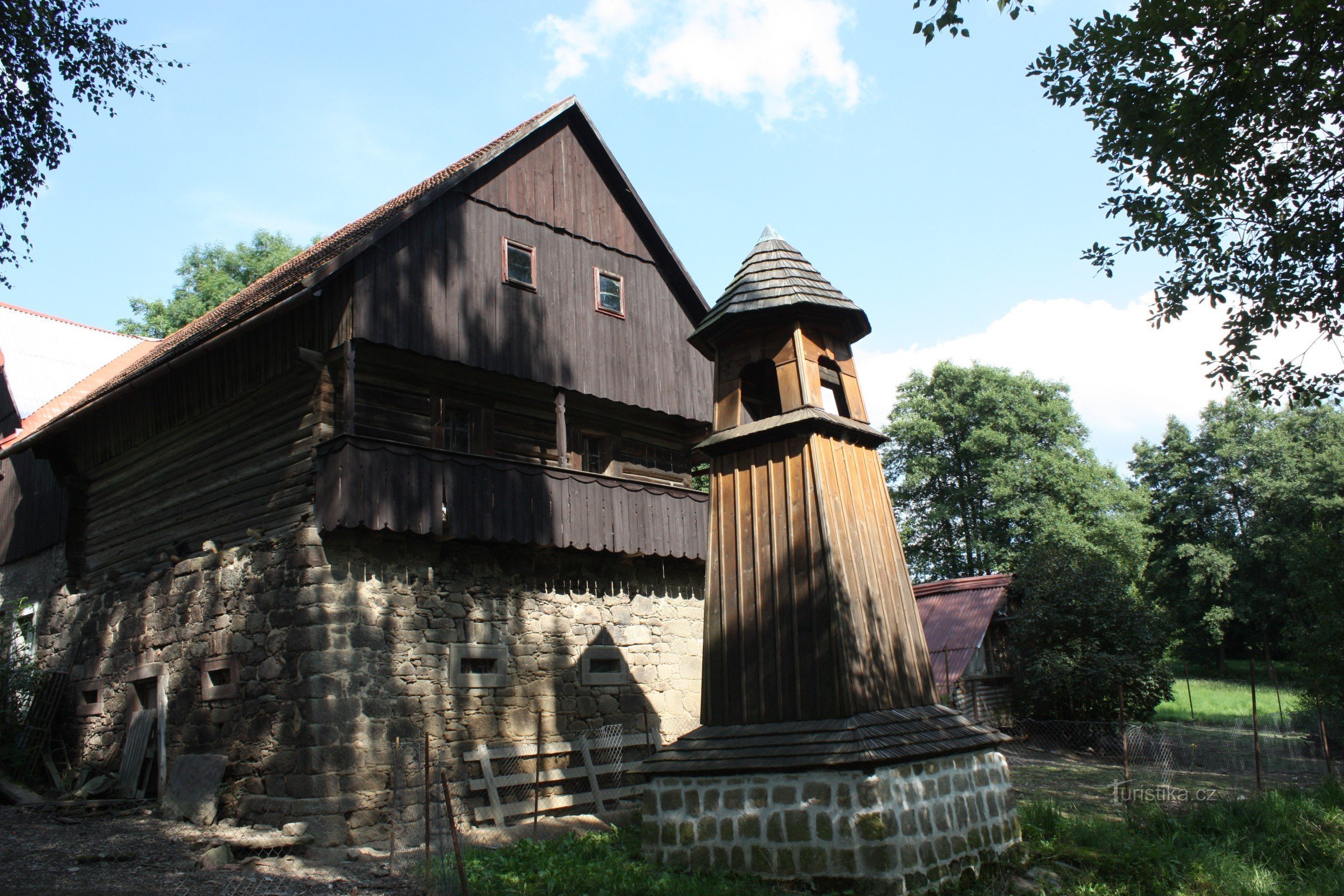 Hölzerner Glockenturm in Škodějov in der Region Semila