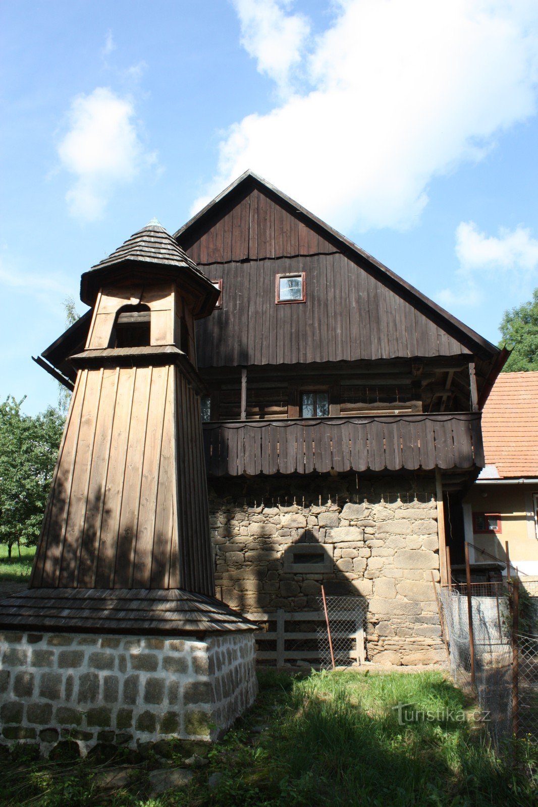Campanário de madeira em Škodějov na região de Semila