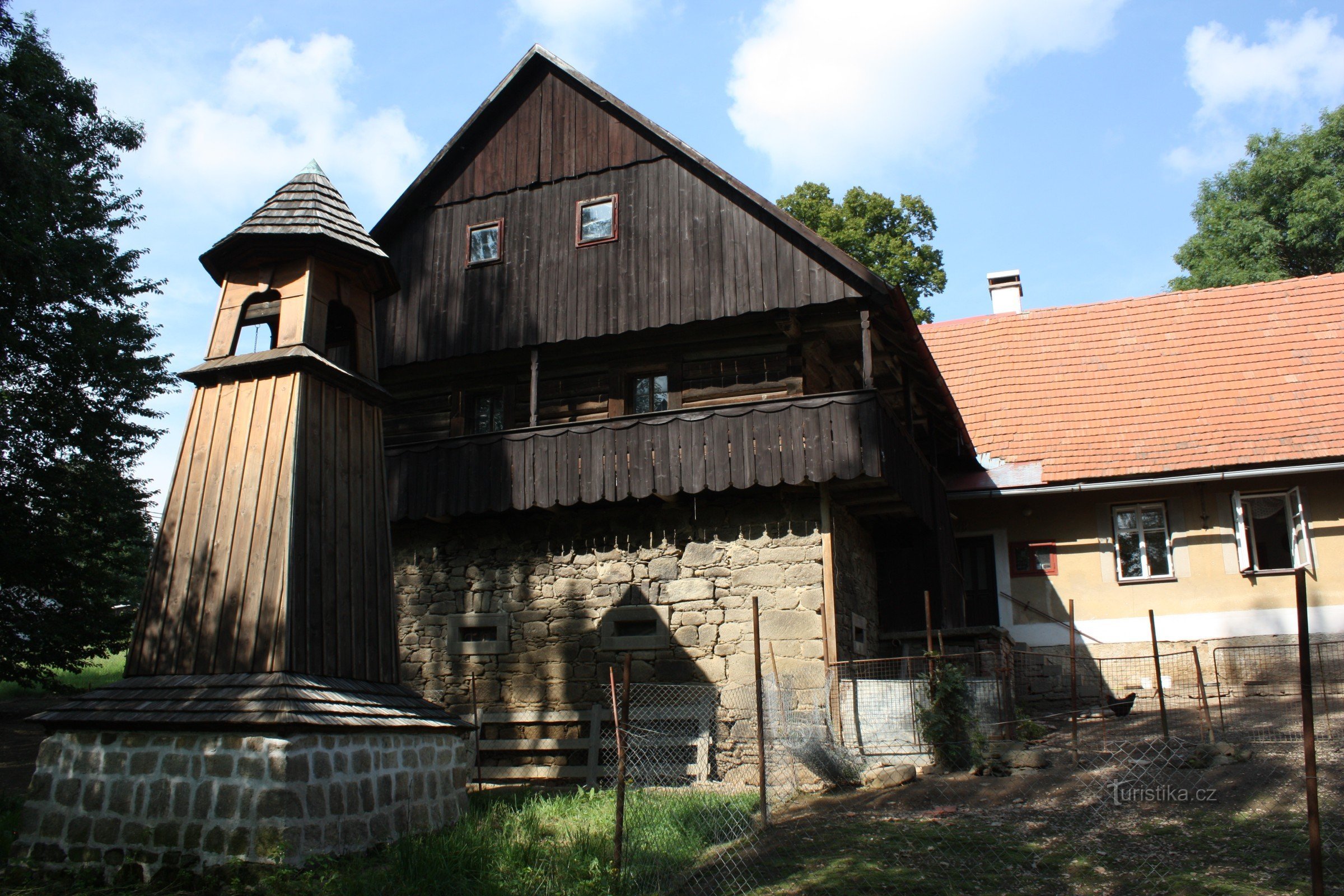 Houten belfort in Škodějov in de regio Semila