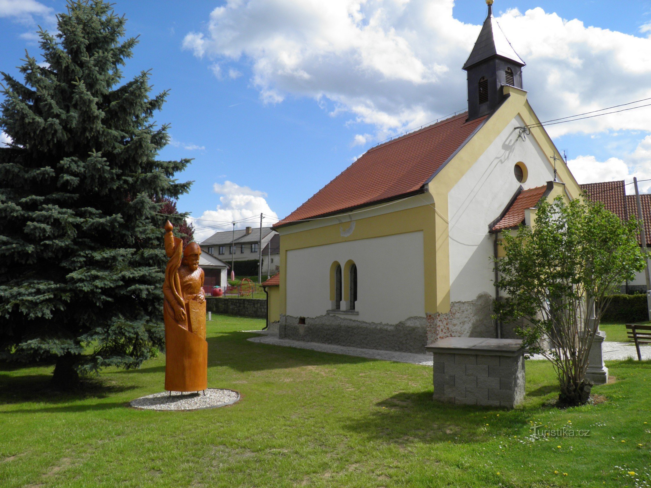 Träskulpturer av St. Wenceslas och pilgrimen i Rohozná