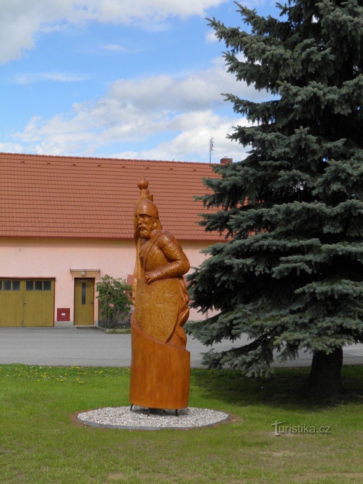 Sculptures en bois de St. Venceslas et le pèlerin à Rohozná