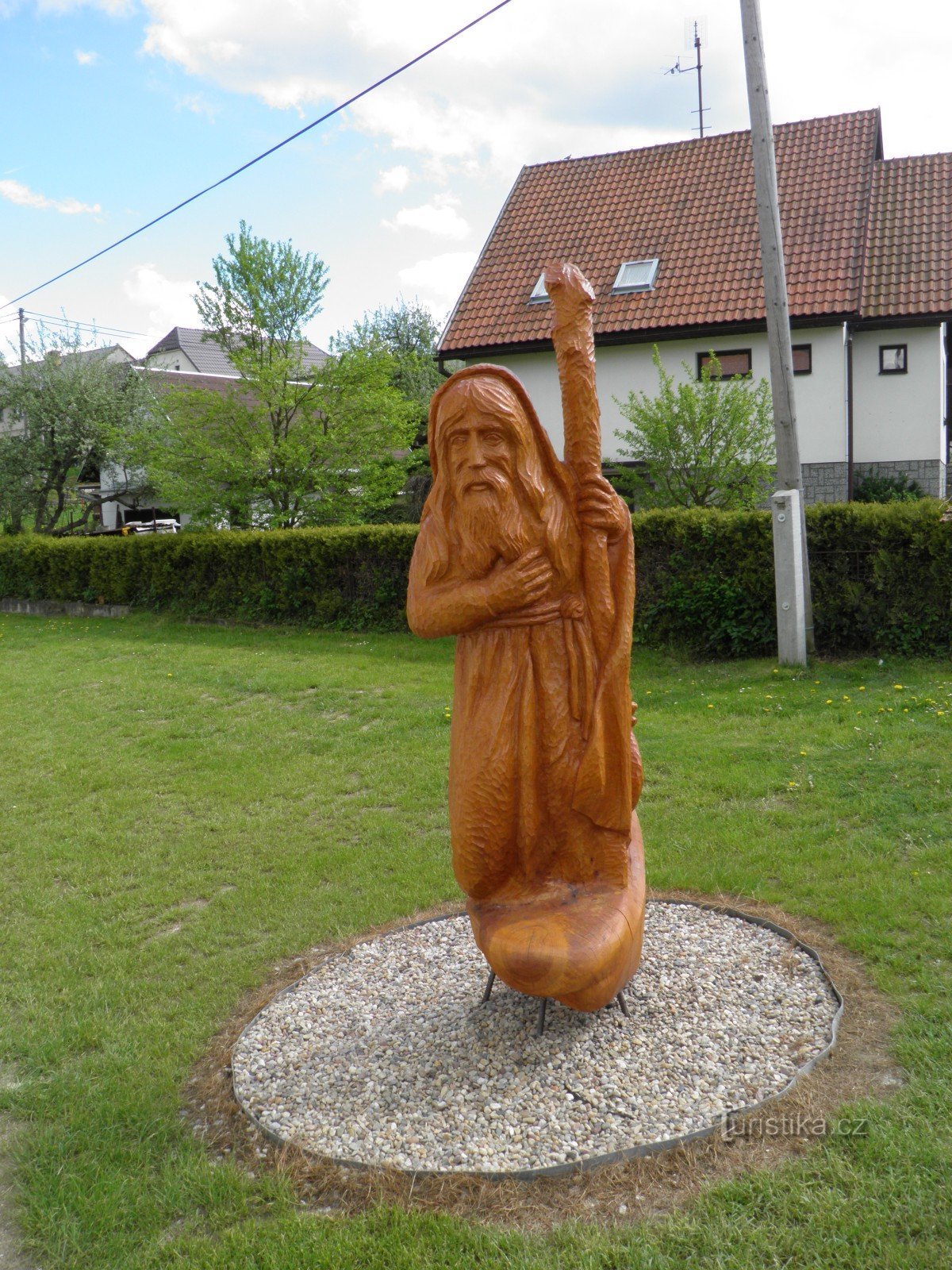 Träskulpturer av St. Wenceslas och pilgrimen i Rohozná