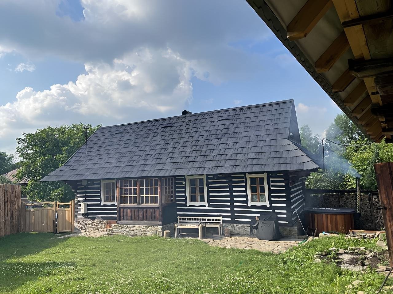 Drevenica s vírivkou a slameným ihriskom