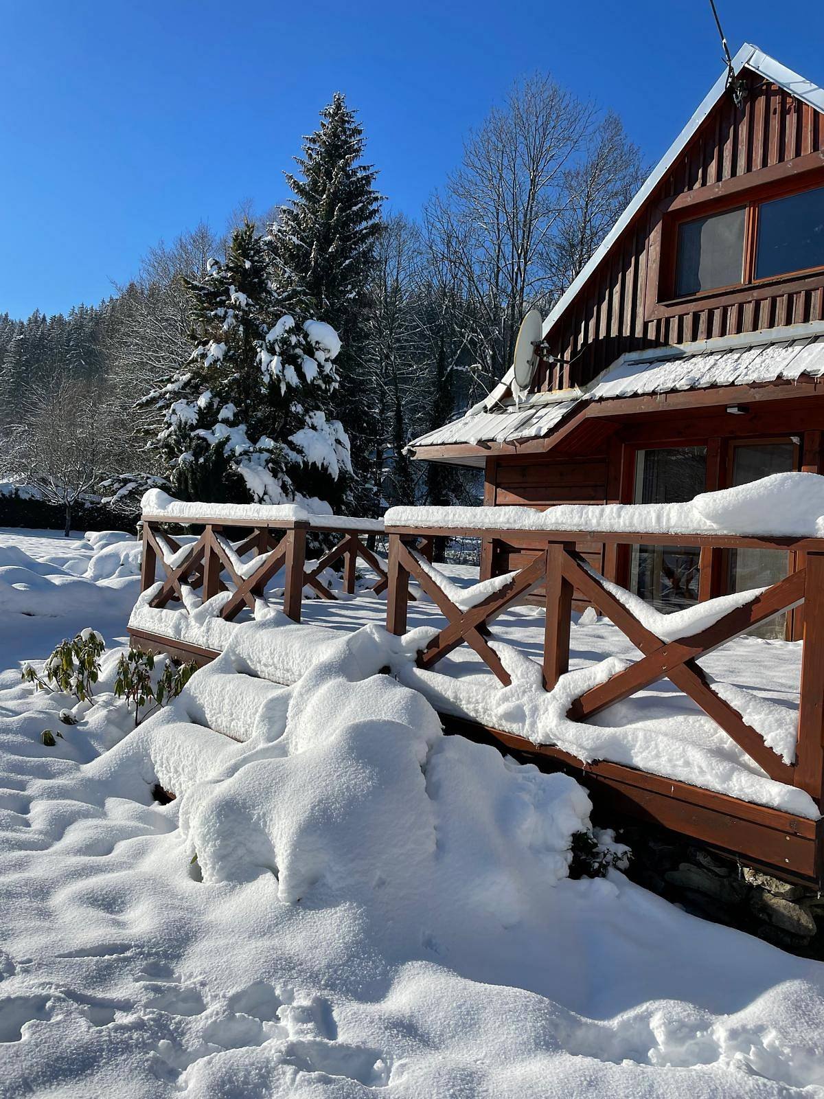 Dřevěnice s terasou ze strany zahrady