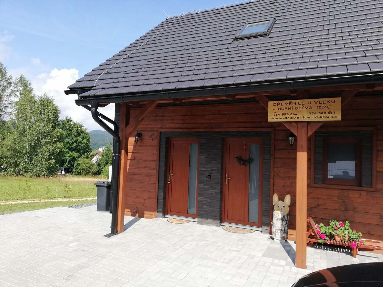 Maison en bois près de l'ascenseur