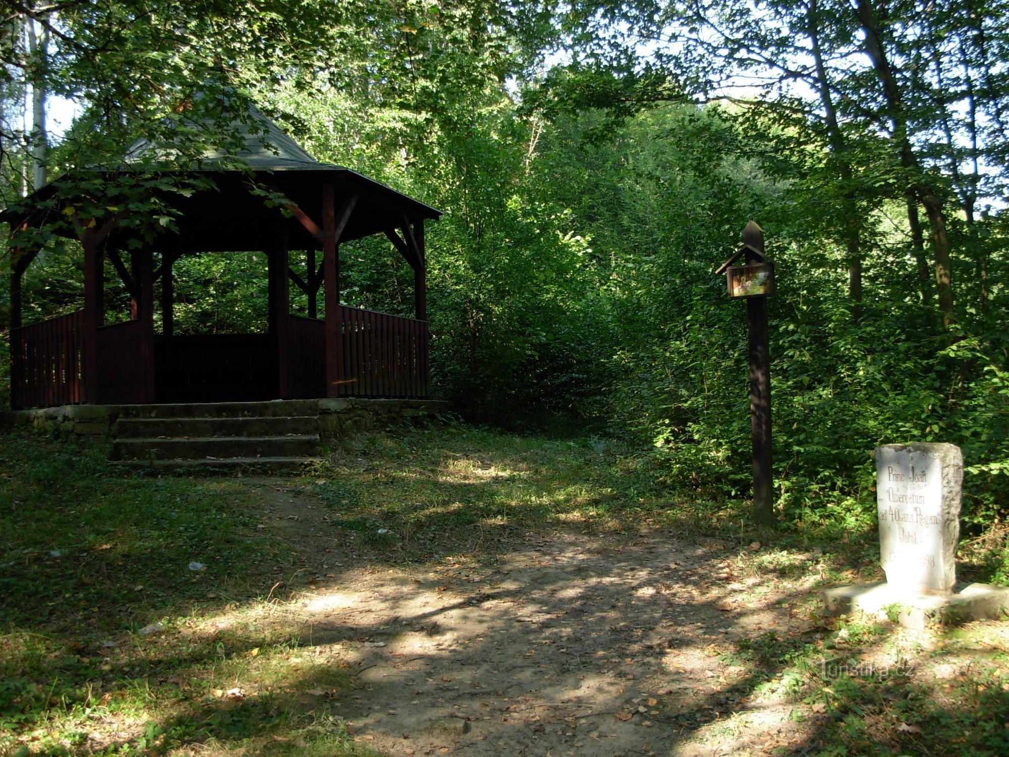 Leseni gazebo pri spomeniku