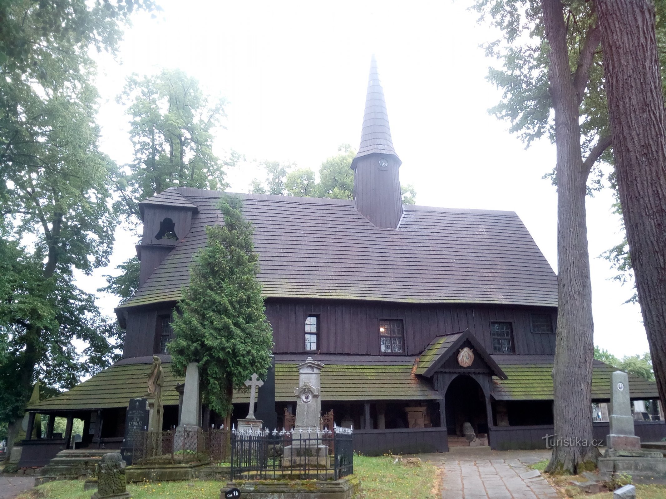 Iglesia de madera del cementerio de Broumov