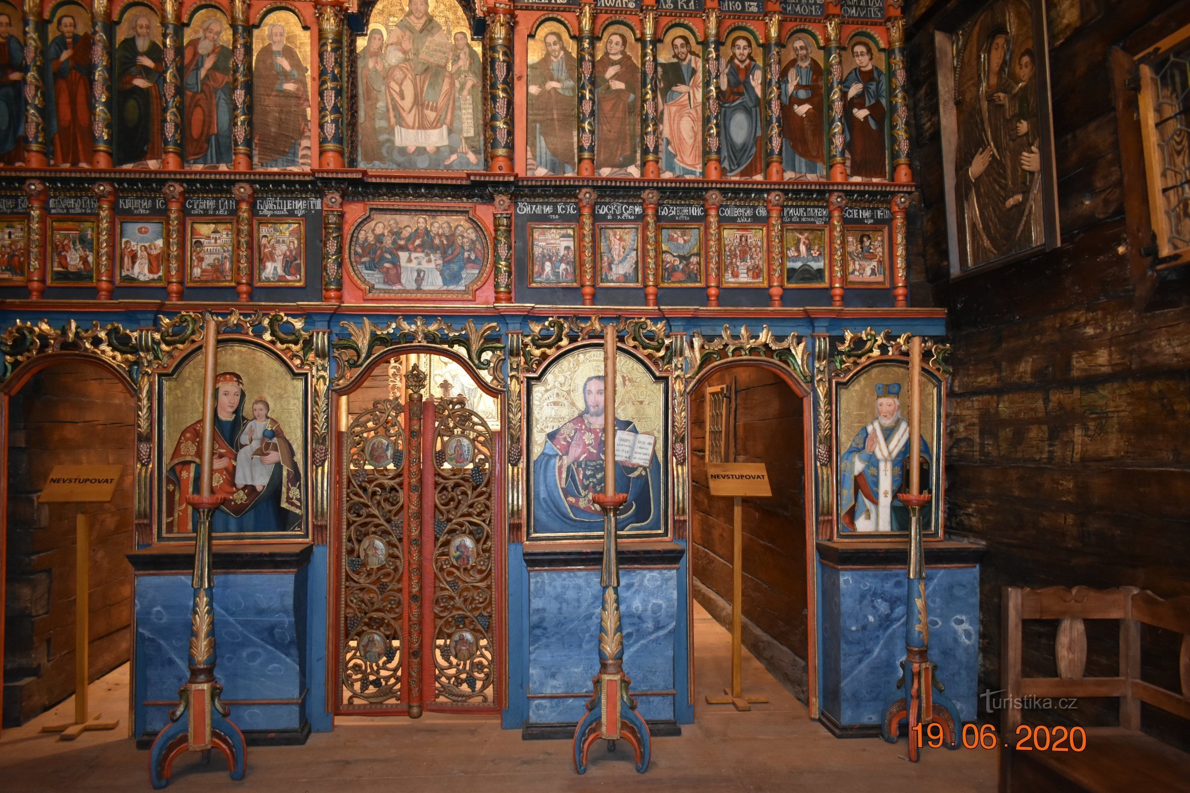 La iglesia de madera de St. Nicolás en Hradec Králové