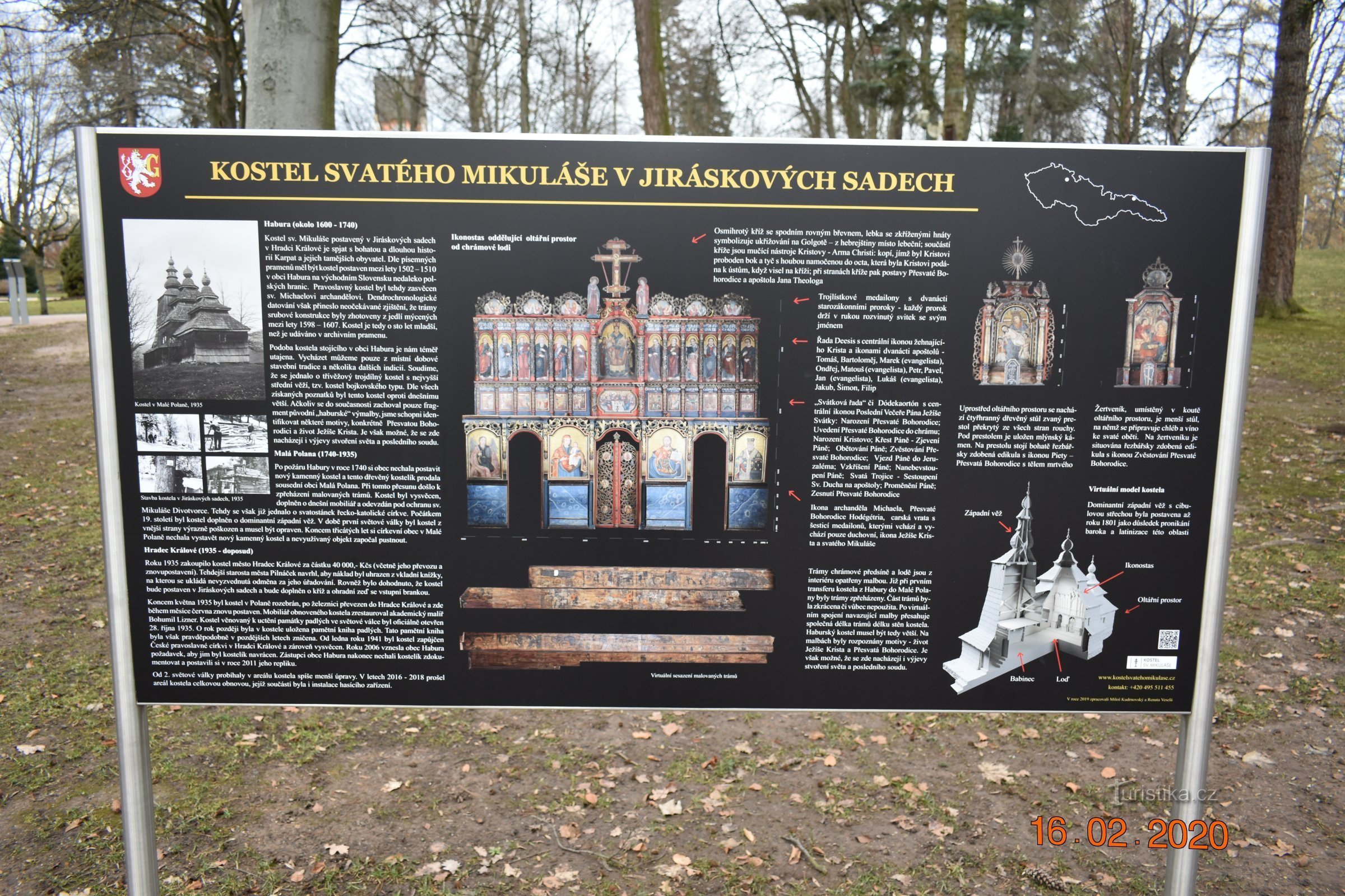 La iglesia de madera de St. Nicolás en Hradec Králové