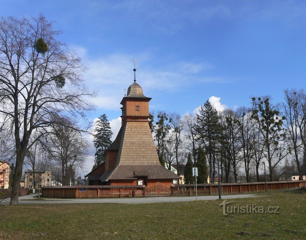 Nhà thờ gỗ Thánh Catherine ở Ostrava - Hrabové - nhìn từ đường dành cho xe đạp