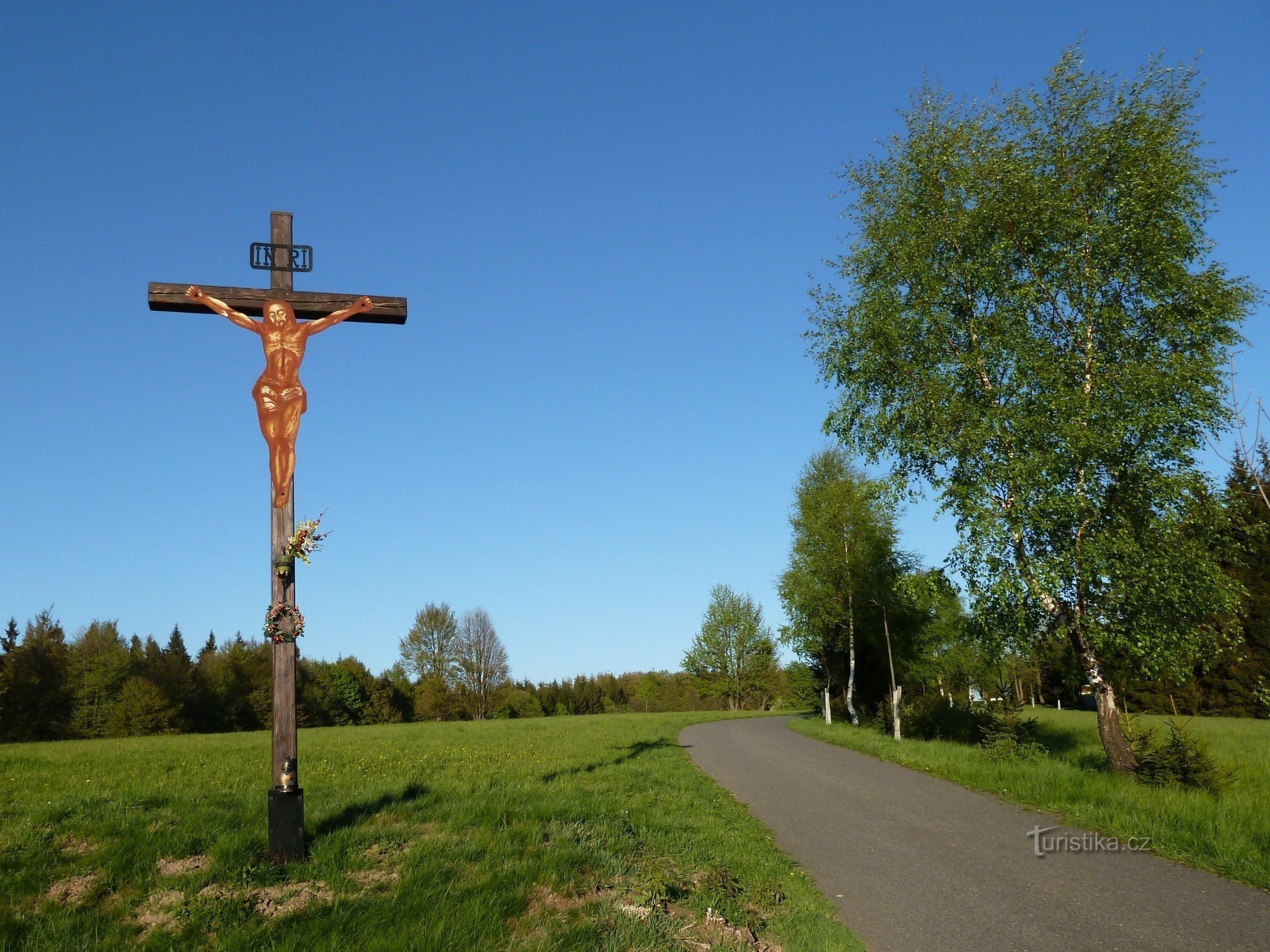 Svratka 和 Karlštejn 之间的木制十字架