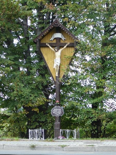 dřevěný kříž na Bruzovské ulici