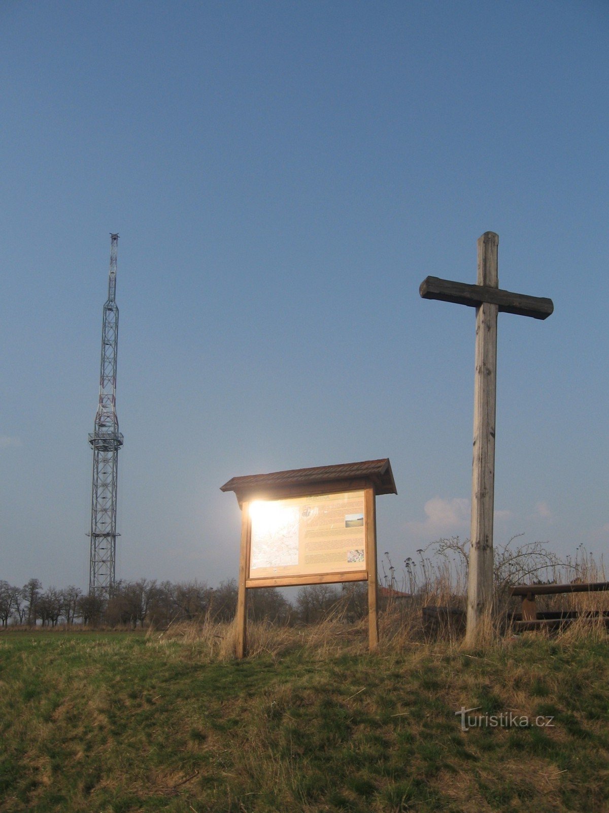 Dřevěný kříž na Předině (v pozadí vysílač Dobrochov)