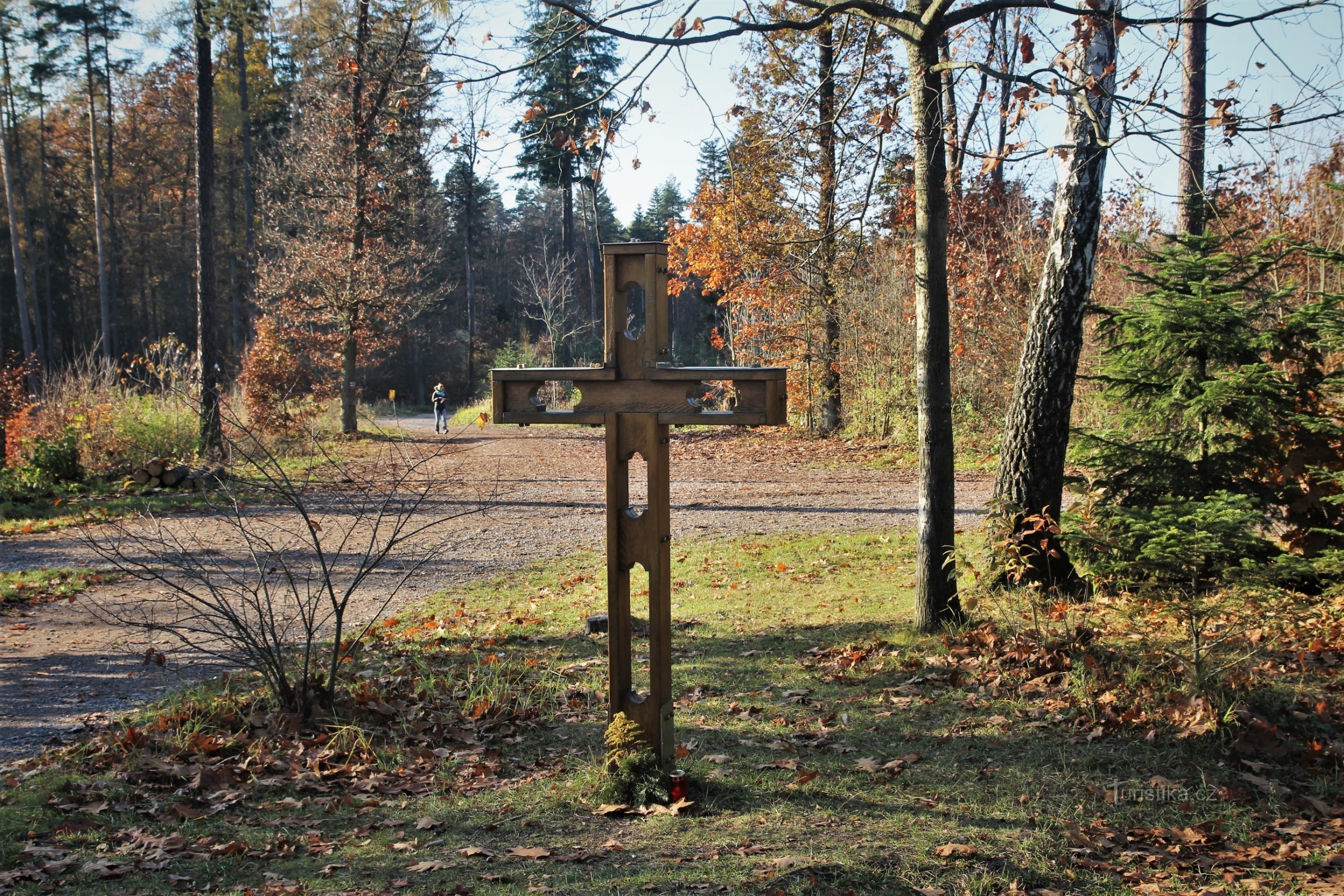 Croix de bois sous le bosquet de Ressl