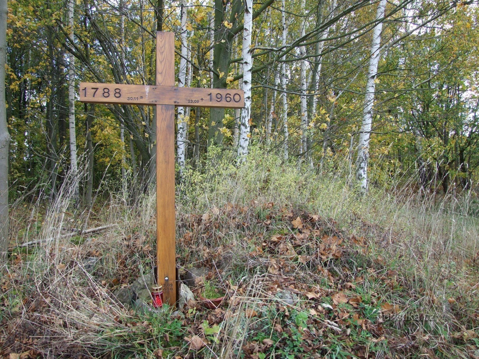 Una cruz de madera construida en el sitio de la antigua iglesia de St. Wenceslao