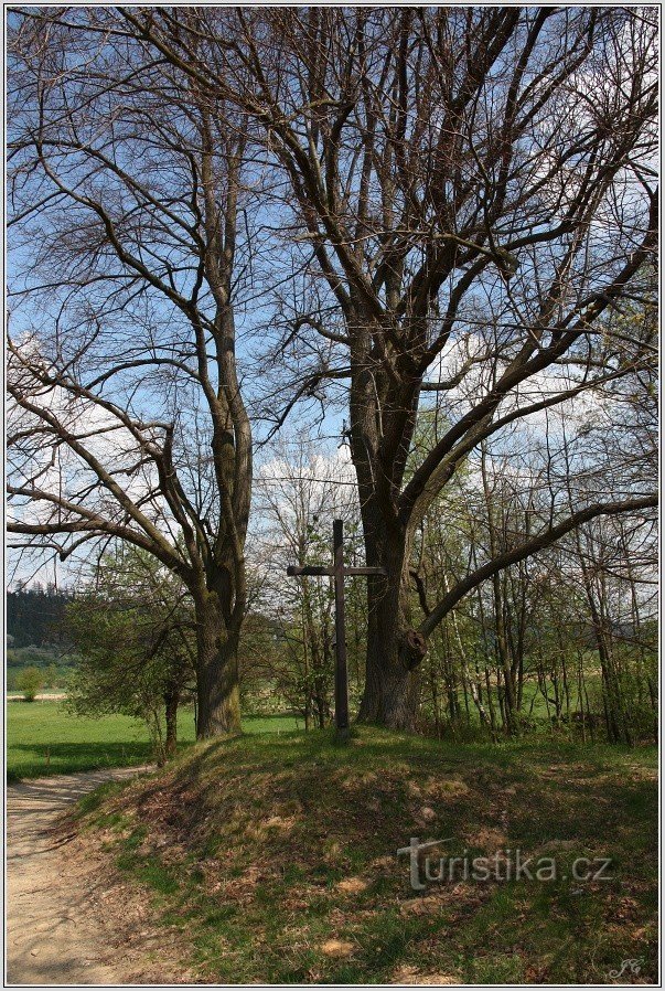 Cruz de madera cerca de Bezděkov