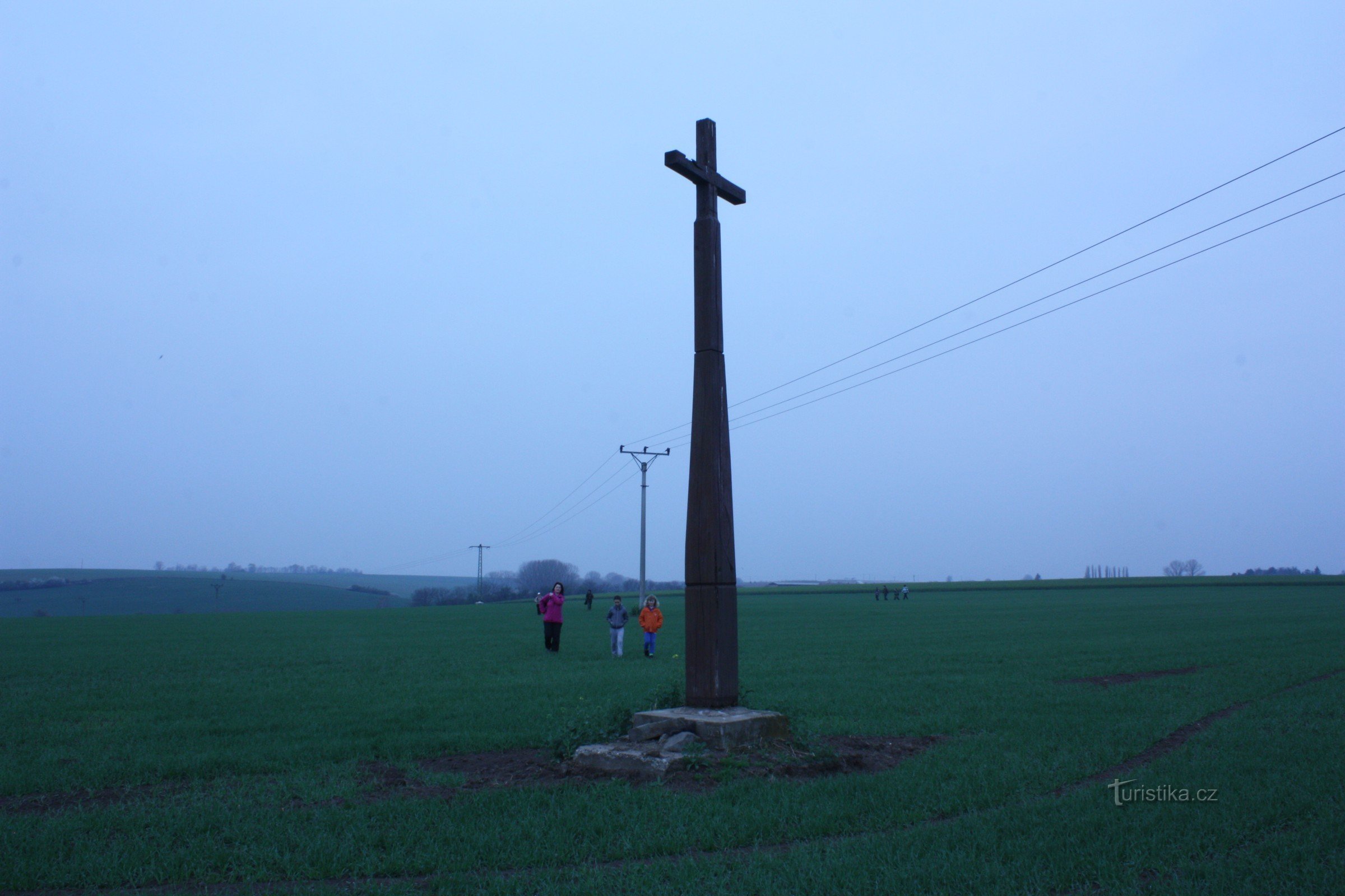 Dřevěný kříž v polích u Měrovic nad Hanou