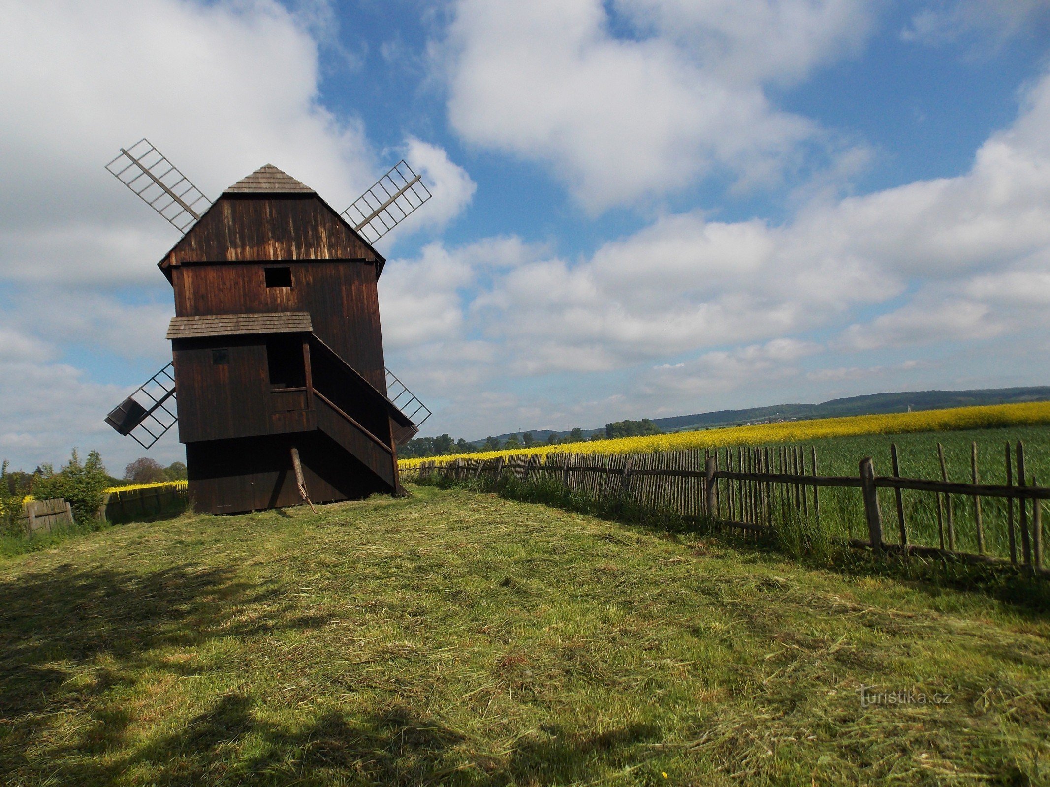 Houten molen in het dorp Rymice