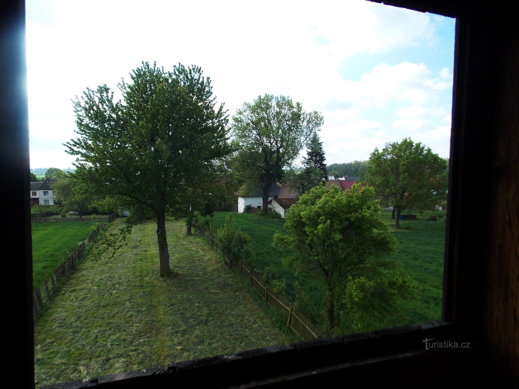 Houten molen in het dorp Rymice