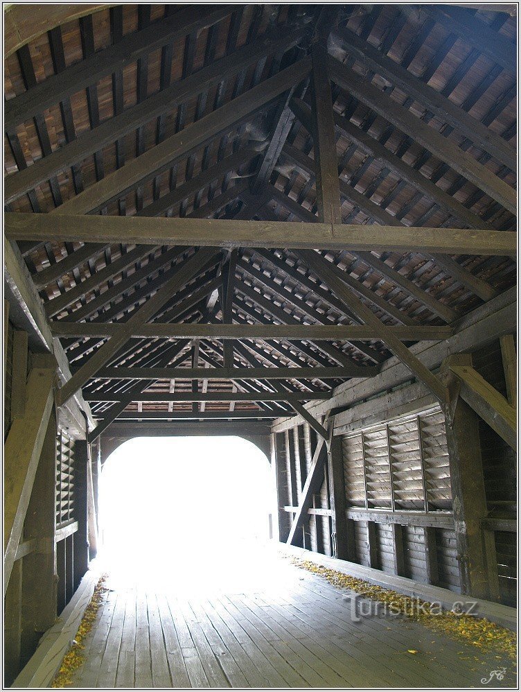 Ponte suspensa de madeira perto de Pekla nad Zdobnicí