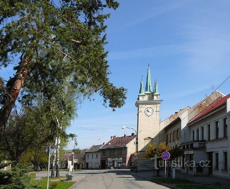 Drevohice : Partie de la place avec la mairie