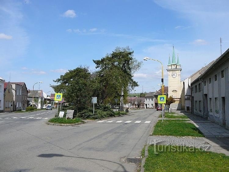 Drevohostice : Partie supérieure de la place avec parc