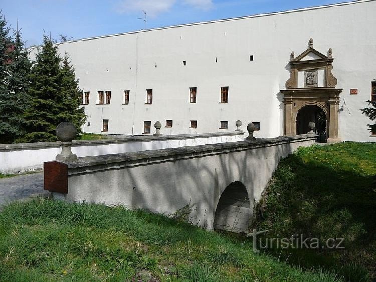 Drevohostice : Pont sur un fossé