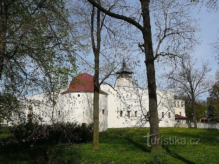 Drevohostice：护城河后面的前城堡
