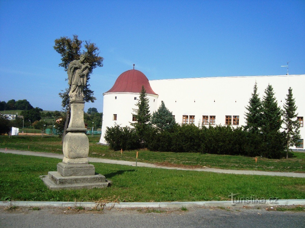 La statue-auberge en bois de St. Jean Nepomuck devant le château - Photo : Ulrych Mir.