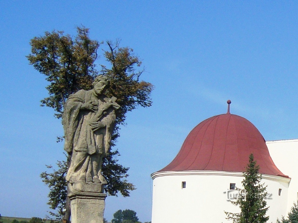 La statue-auberge en bois de St. Jean Nepomuck devant le château - Photo : Ulrych Mir.